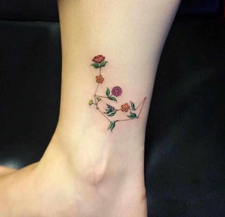 25 tatouages discrets en forme de fleurs