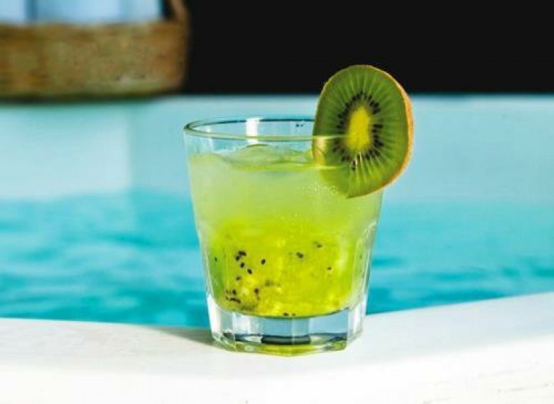 Коктейль зеленая миля. Cocktail Мохито киви. Лимонад киви. Зеленая миля коктейль. Мохито с киви и лимоном.