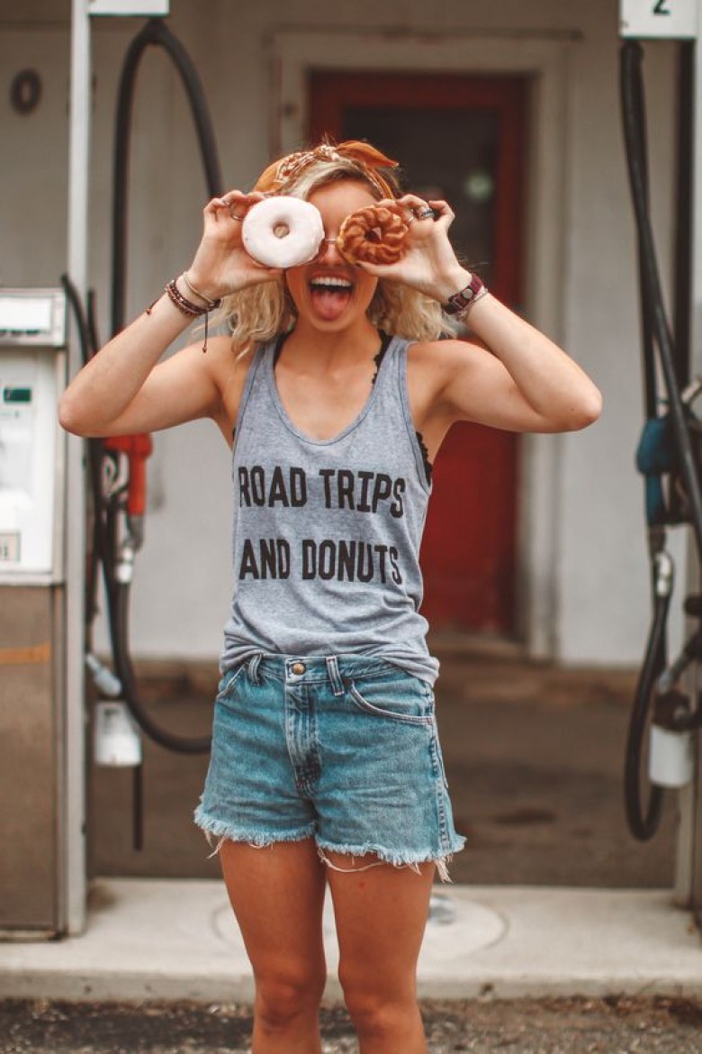 Wear here. Девушка с пончиком. Фотосессия с пончиком девушки. Фото с пончиками девушка. Блондинка с пончиком.