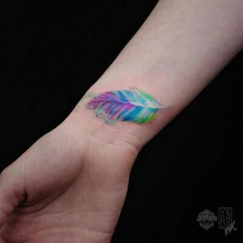 10 idées sublimes de tatouage plume