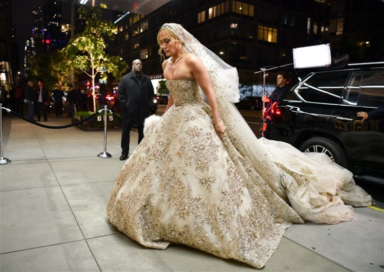 Divertissement : Jennifer Lopez sublime dans une robe de mariée...