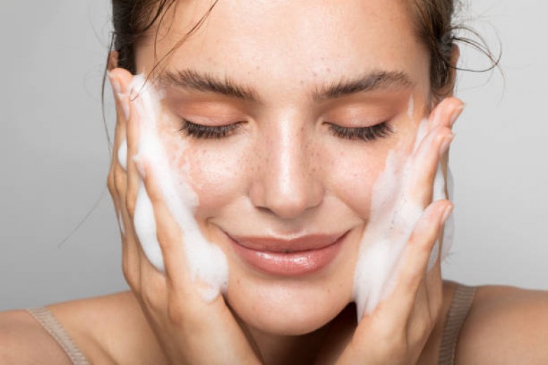 Se laver le visage sans savon : toutes les astuces 
