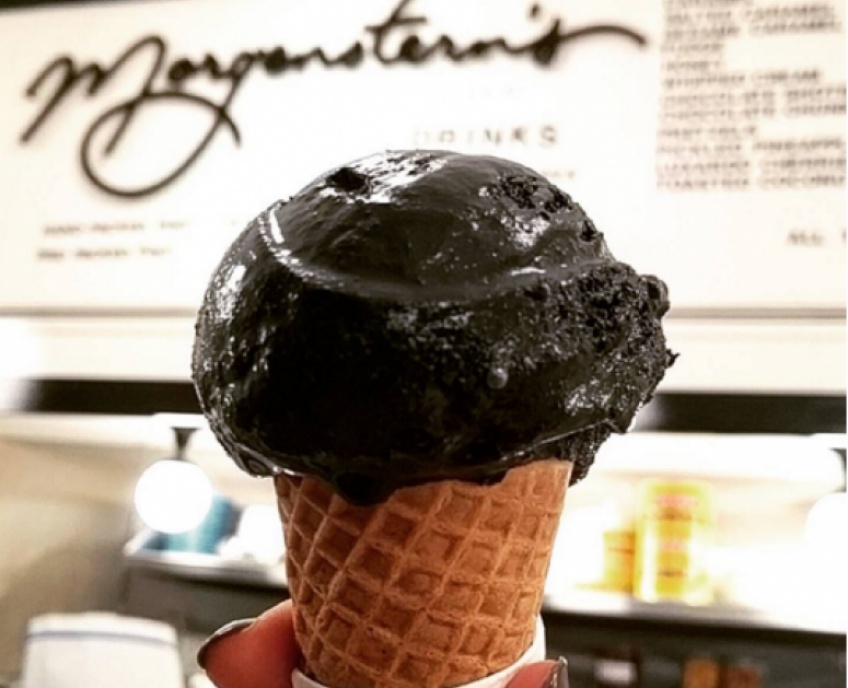 La toute dernière tendance pour cet été : la black ice-cream