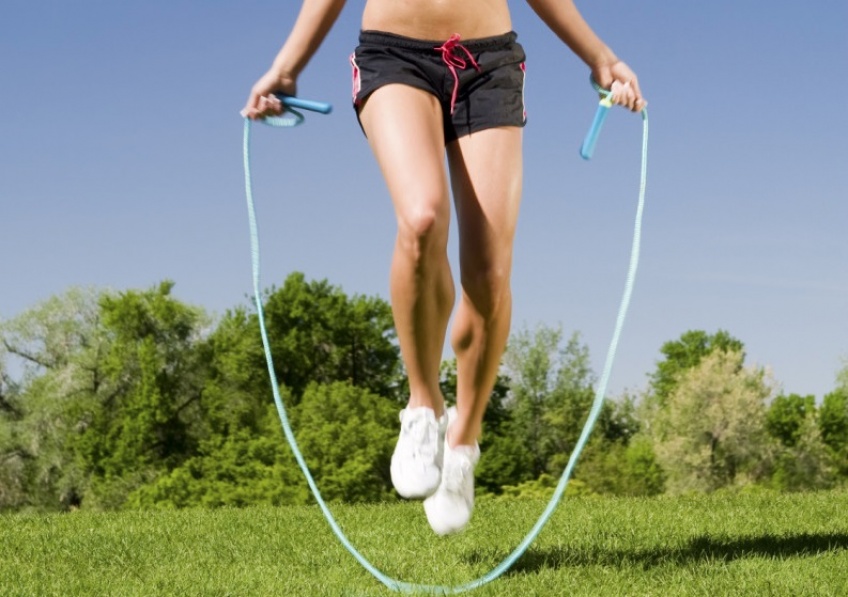 7 sauts à faire à la corde à sauter pour muscler le corps entier
