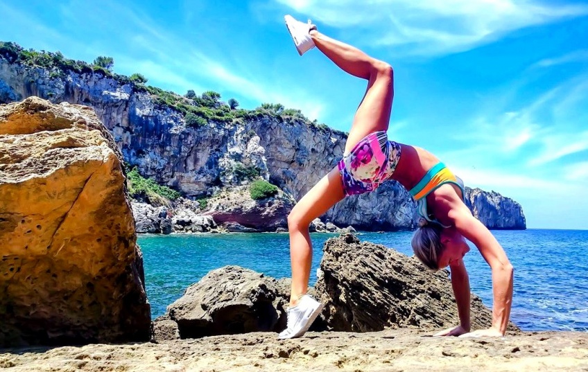 Cette pilote prend d'incroyables photos de ses poses de yoga à travers le monde