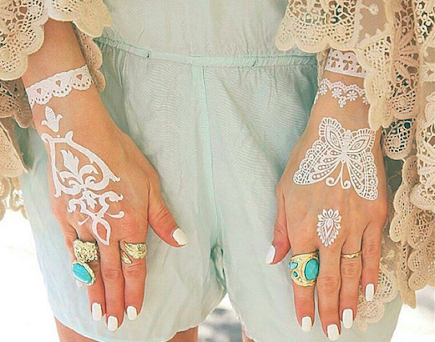 Le henné blanc pour des mains et avant-bras totalement lookés et délicatement habillés !