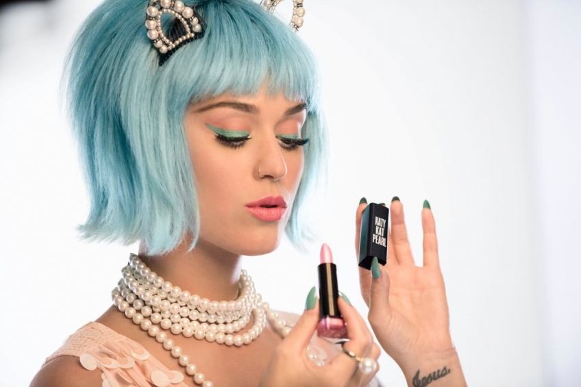 Katy Perry lance une nouvelle gamme de make-up so Mermaid pour CoverGirl