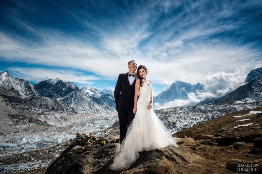 Ce couple se marie au sommet du Mont Everest et les photos sont dingues !