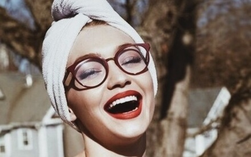 10 superbes idées make-up pour les filles à lunettes