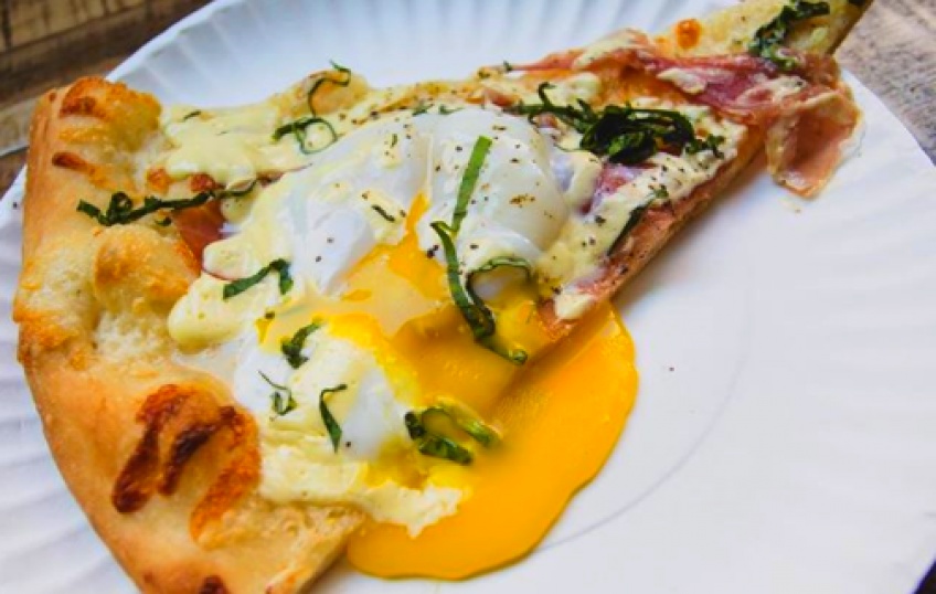 Découvrez le combo de vos deux passions : la pizza Bénédicte existe !