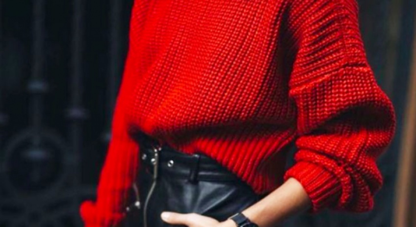 Succombez à la tendance la plus glamour de cet hiver : le pull rouge !