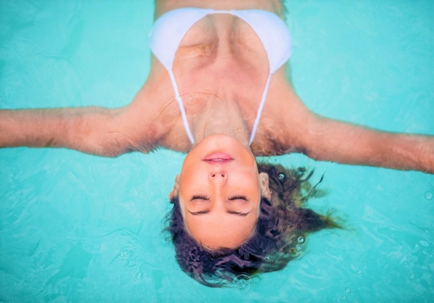 8 exercices à faire à la piscine pour remodeler votre corps avec la douceur de l’eau