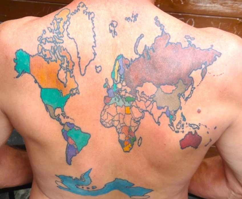 Cet homme se fait tatouer un planisphère dans le dos et fait colorier les pays suivant ses voyages