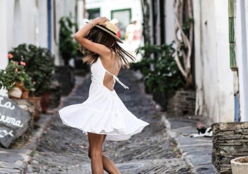 La petite robe blanche pour une allure chic et tendance !
