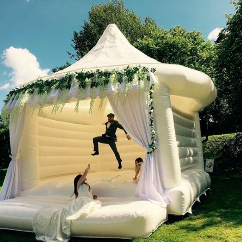 Vous pouvez désormais louer un château gonflable de rêve pour votre mariage !