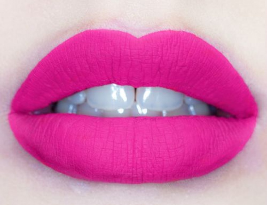 Le lipstick fuchsia fait de l’œil à notre bouche