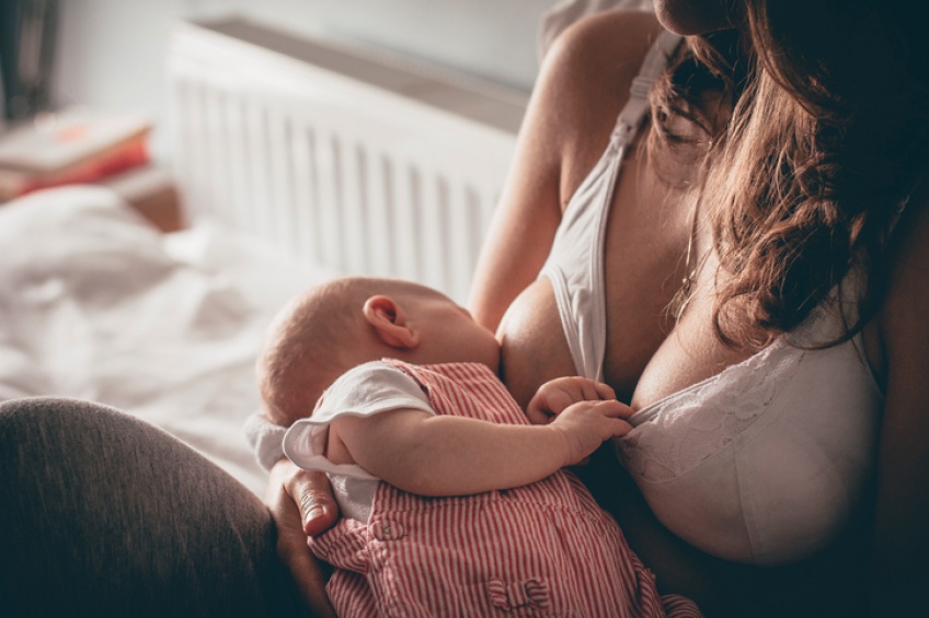 La beauté de l'instant où des femmes allaitent leur bébé en images