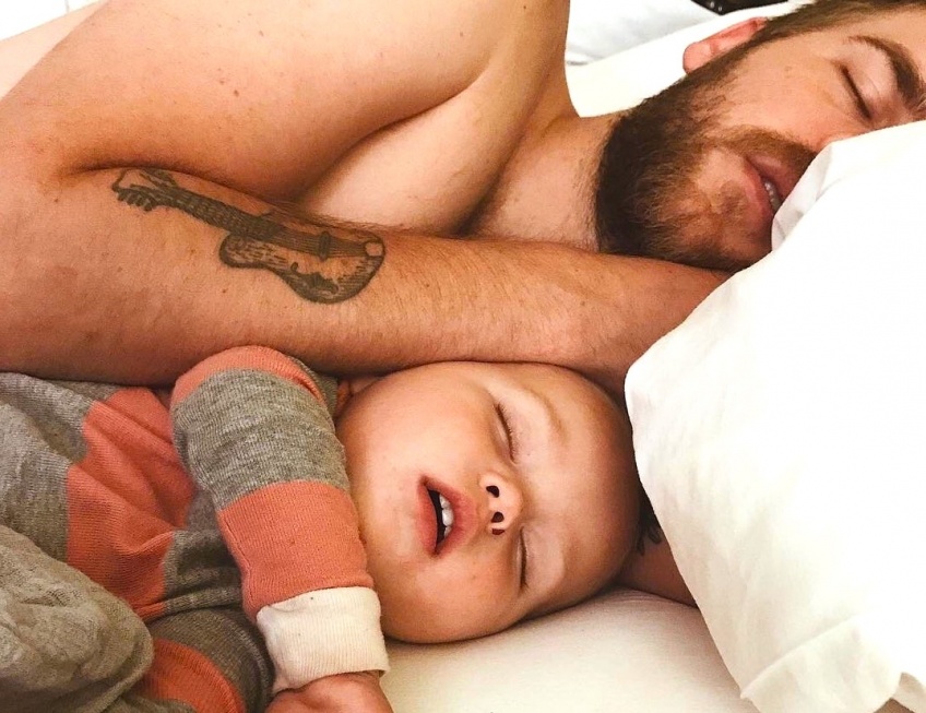 Un papa diffuse des photos de lui en train d’allaiter sa petite fille