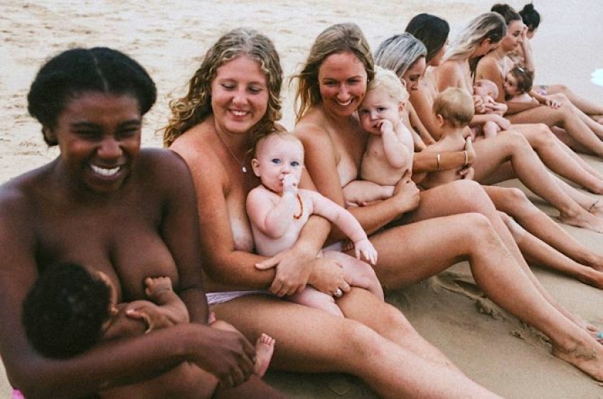 Shooting magique : un groupe de mamans qui allaitent sur une plage australienne