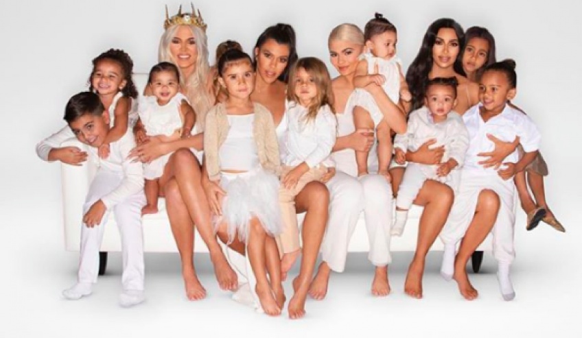 À l'occasion des fêtes de Noël, la famille Kardashian a partagé sa toute dernière photo de famille !