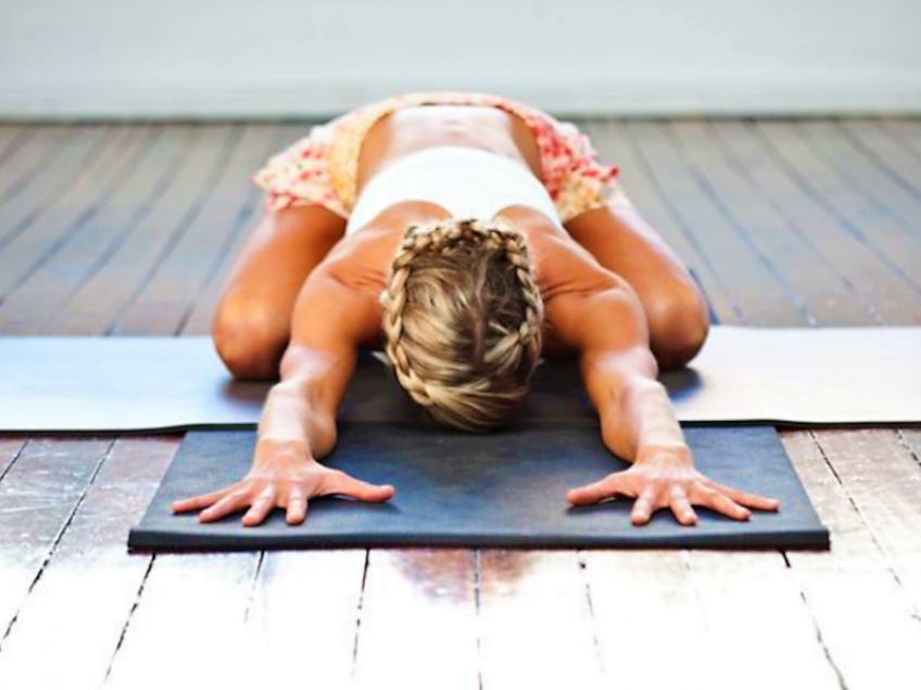 Cette routine yoga de 15 minutes pour vous défaire de vos tensions