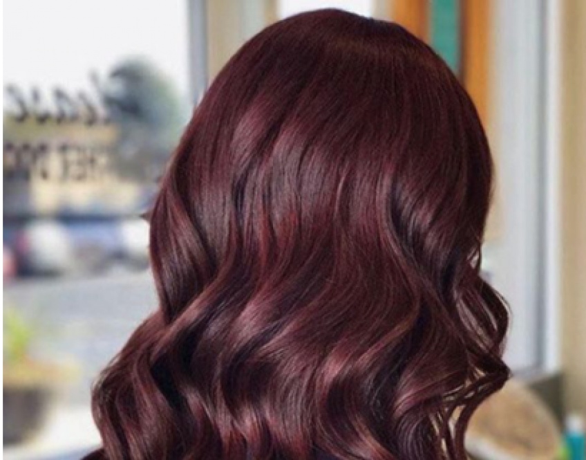 Burgundy hair : La coloration qui fait le buzz cette saison !