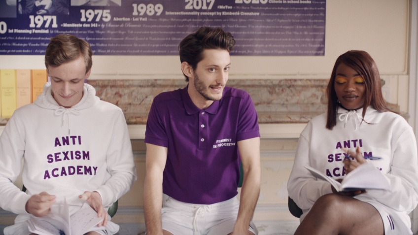Pierre Niney est le special guest de Angèle dans son clip 'Balance ton quoi' pour lutter contre le sexisme