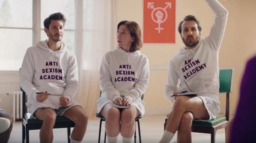 Les sweats et polos 'Anti Sexism' du clip d'Angèle, aussi portés par Pierre Niney, seront bientôt disponibles à la vente !