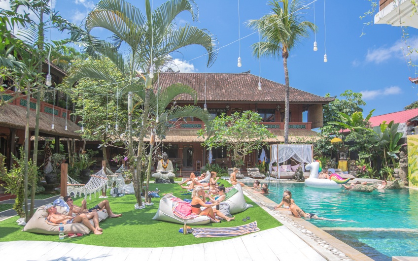 Cet hôtel à Bali vous propose de séjourner avec des chiots pour des vacances parfaites