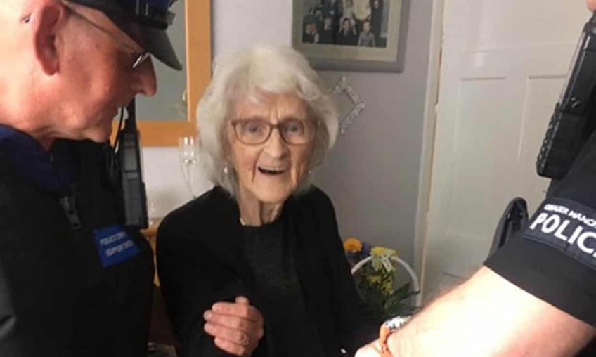 Une femme de 93 ans demande à se faire arrêter par la Police car ça ne lui était jamais arrivé