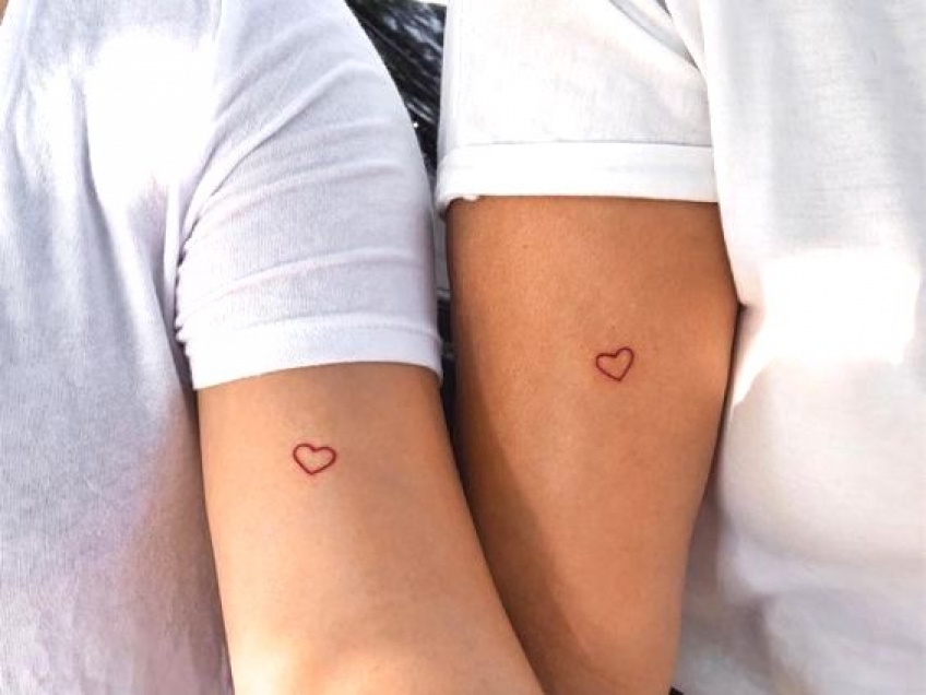 Le tatouage à l'encre rouge : la tendance repérée par Pinterest !