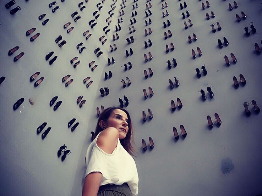 Un artiste recouvre cet immeuble de 440 paires de talons pour dénoncer les féminicides