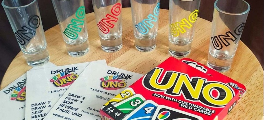 Avec ce nouveau jeu d’alcool UNO, on ne tire plus des cartes, on boit des shots !