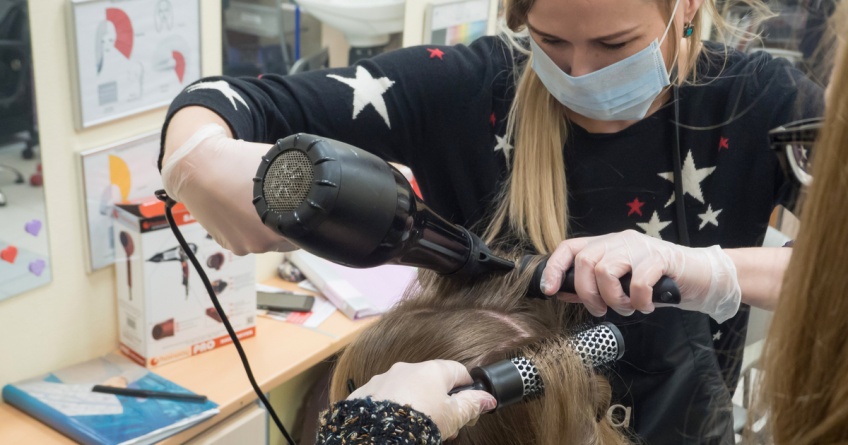 Des coiffeurs bénévoles offrent leurs services au personnel soignant gratuitement !