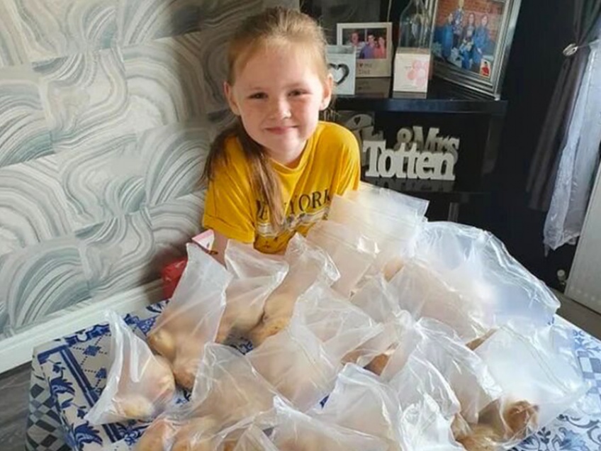 À 8 ans, cette petite fille autiste cuisine des centaines de gâteaux pour les personnes âgées de son voisinage