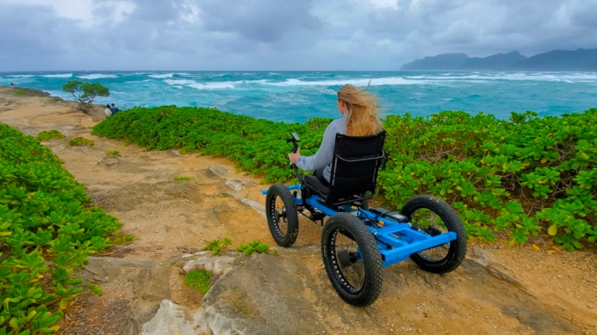 Il crée un fauteuil roulant « tout-terrain » pour sa petite amie et décide de le commercialiser face à son succès