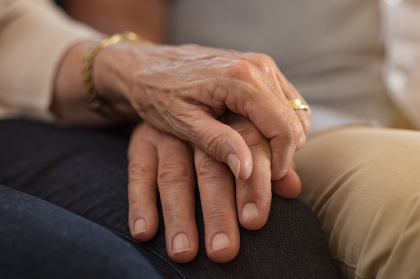 Après 69 ans de vie commune, un couple de personnes âgées est séparé de force par une maison de retraite