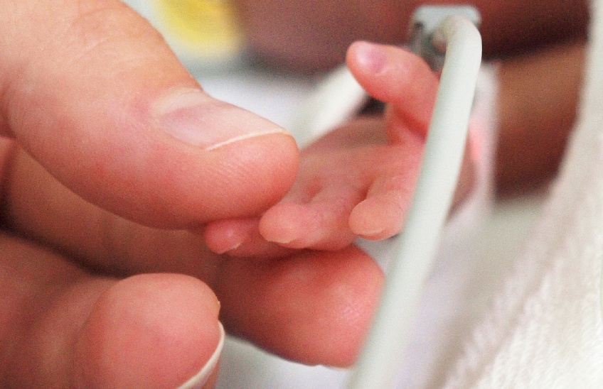 Insolite : un bébé né d'une greffe d'utérus, une première en France