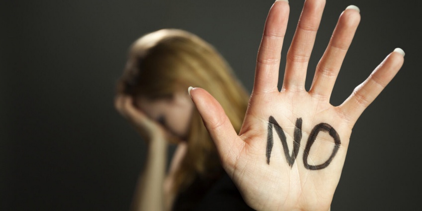Yves Saint-Laurent Beauté & En avant toute(s) s'engagent contre les violences conjugales des jeunes