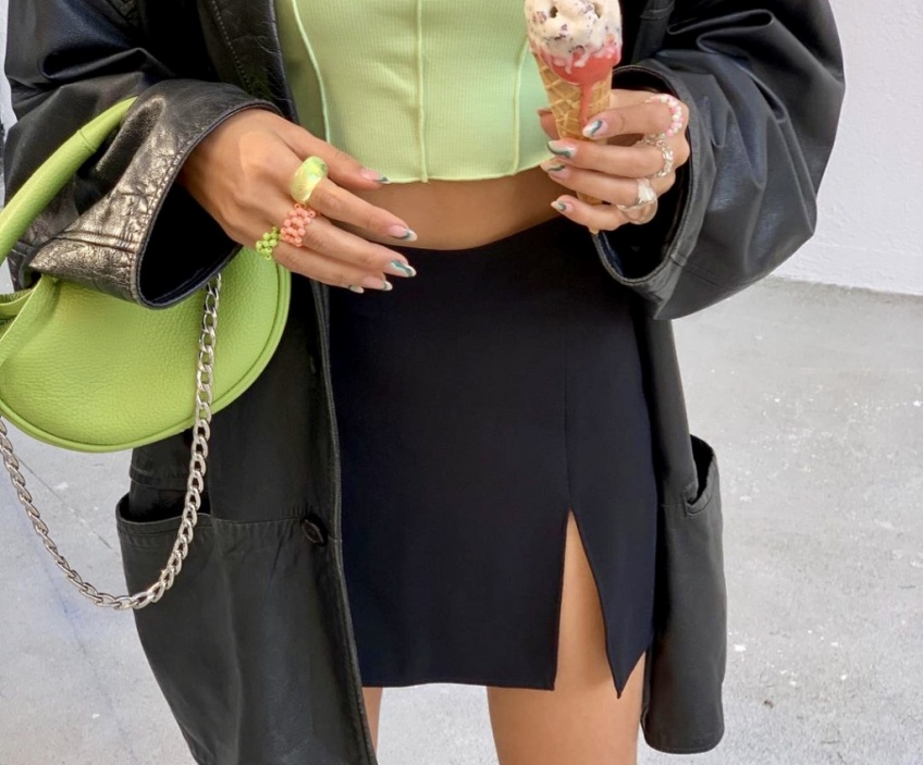 Les looks repérés sur Instagram pour adopter la tendance de la jupe fendue cet été !