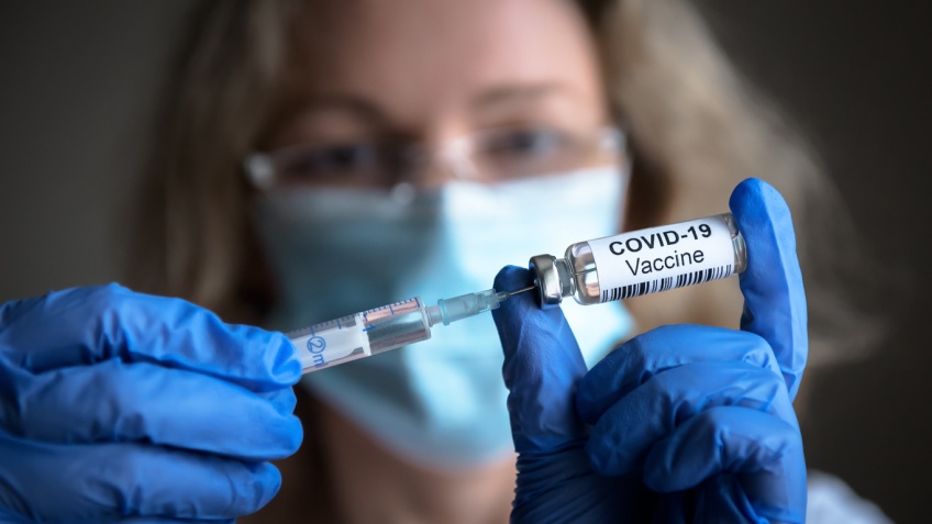 Covid-19 : des influenceurs contactés pour dénigrer le vaccin Pfizer contre rémunération