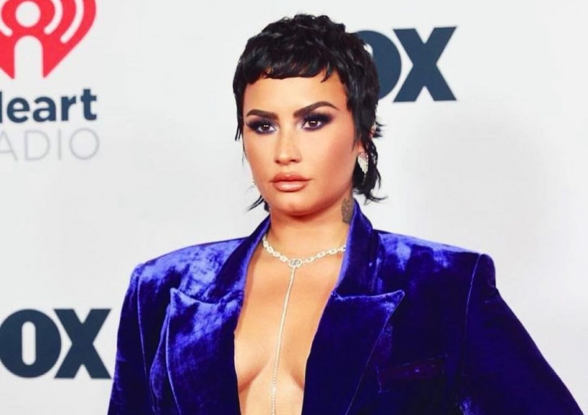 Demi Lovato foule le tapis rouge pour la première fois en tant que non-binaire