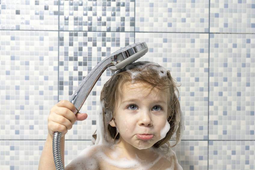 Laver ses enfants tous les jours n'est pas bénéfique, c'est la science qui le dit !
