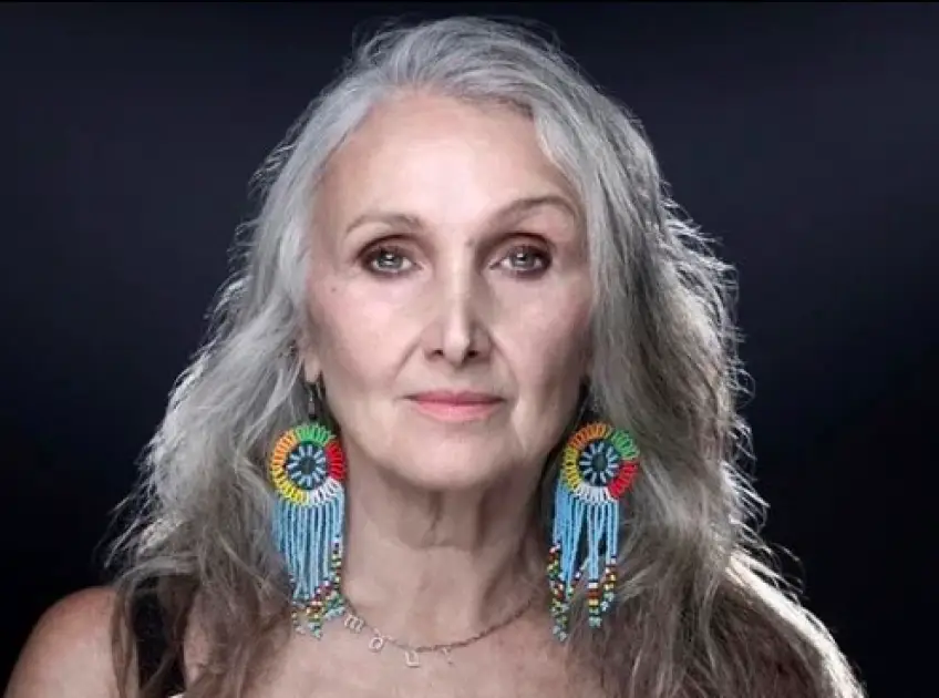 50 ans et alors #7 : Caroline Ida Ours, 61 ans et mannequin, prône la beauté et les cheveux gris