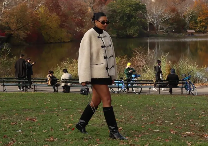 Les looks repérés sur Instagram pour adopter la tendance du manteau en faux shearling