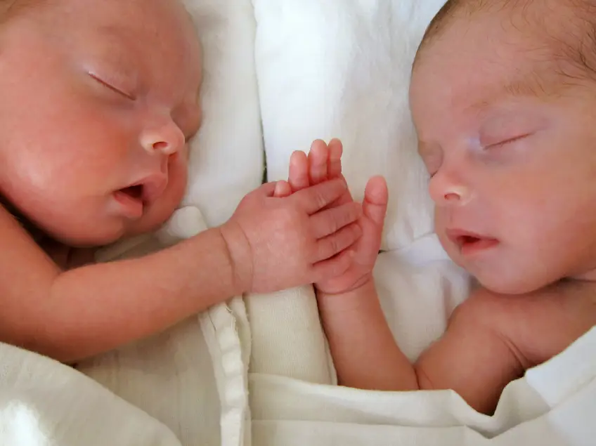 Aux États-Unis, une paire de jumeaux est née à 15 minutes d'intervalle, l'un en 2021 l'autre en 2022