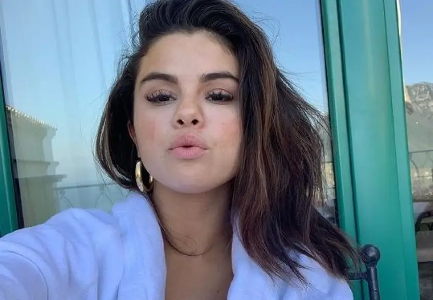 Selena Gomez se confie sur les normes de beauté pour le lancement de Rare Beauty