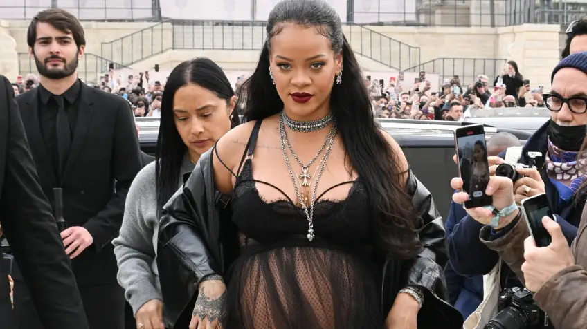 Rihanna enceinte...et en nuisette sur les marches du défilé Dior !