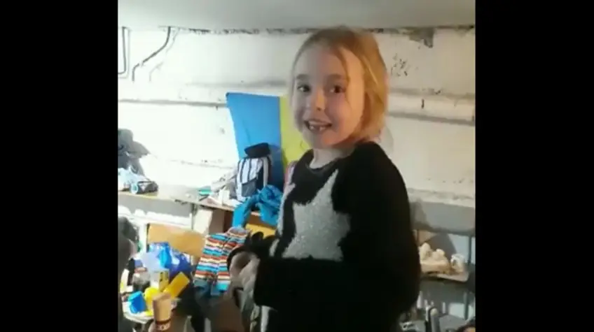 La vidéo de cette petite Ukrainienne chantant 'libérée, délivrée' a ému le monde entier