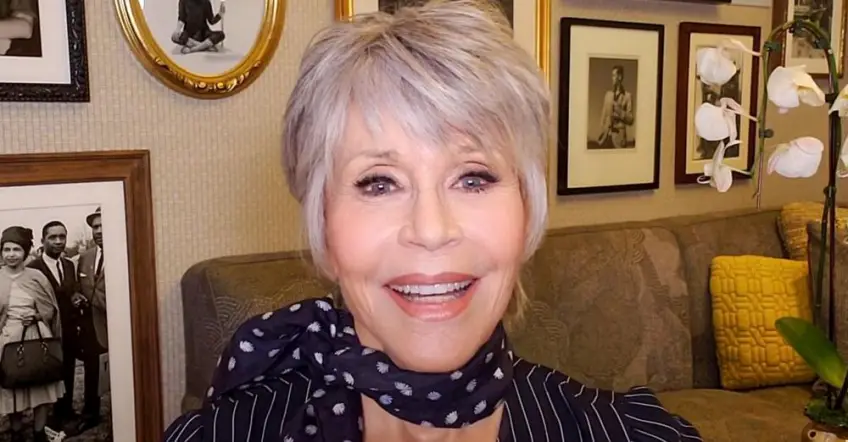 Jane Fonda, 83 ans, assume fièrement ses cheveux gris !